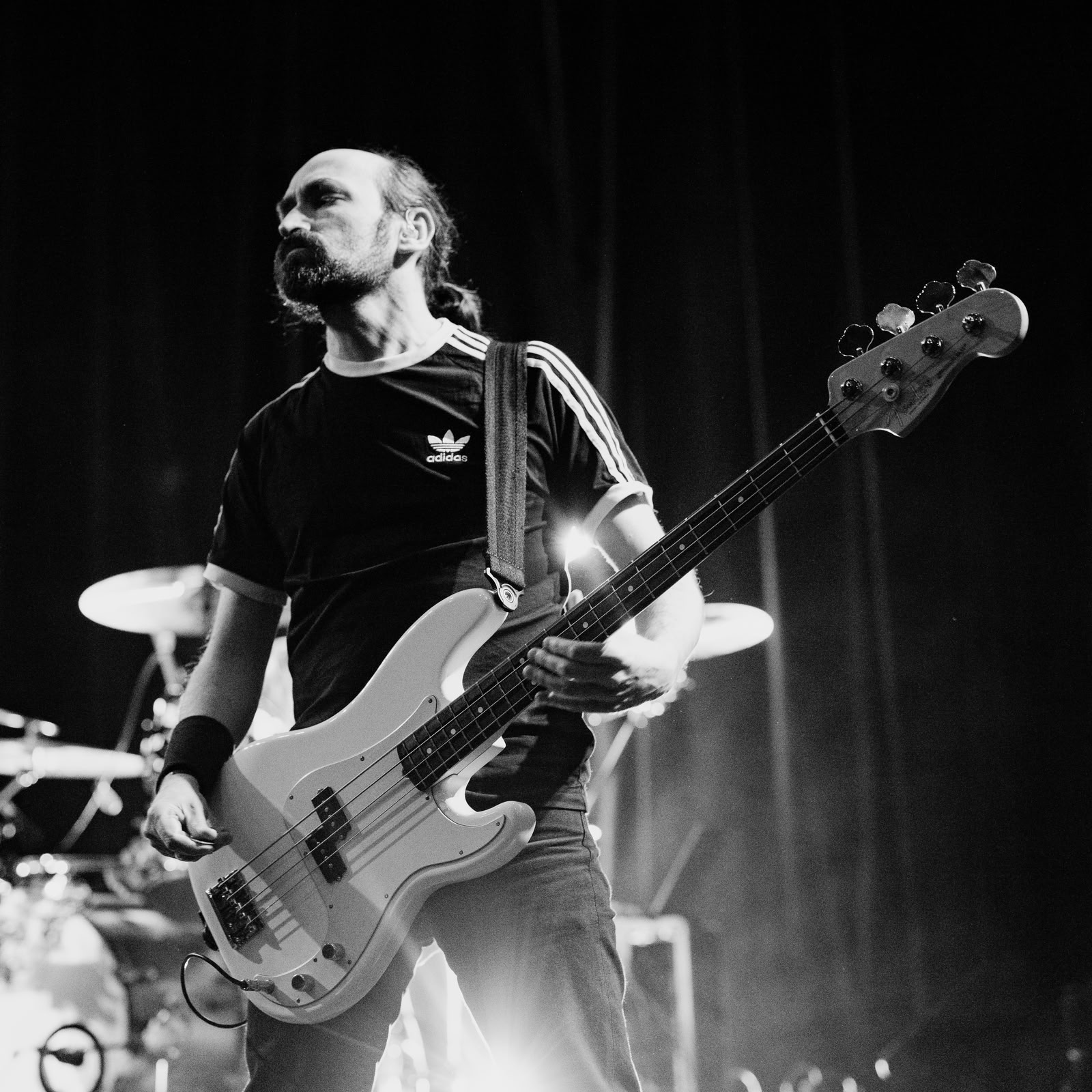 Point Mort est un quintet parisien qui explore les frontières du post-hardcore et du metal, intégrant des éléments pop, électro et hip-hop pour créer un son à la fois brutal et nuancé. Le groupe est reconnu pour ses compositions complexes et ses performances live intenses. - Image 5